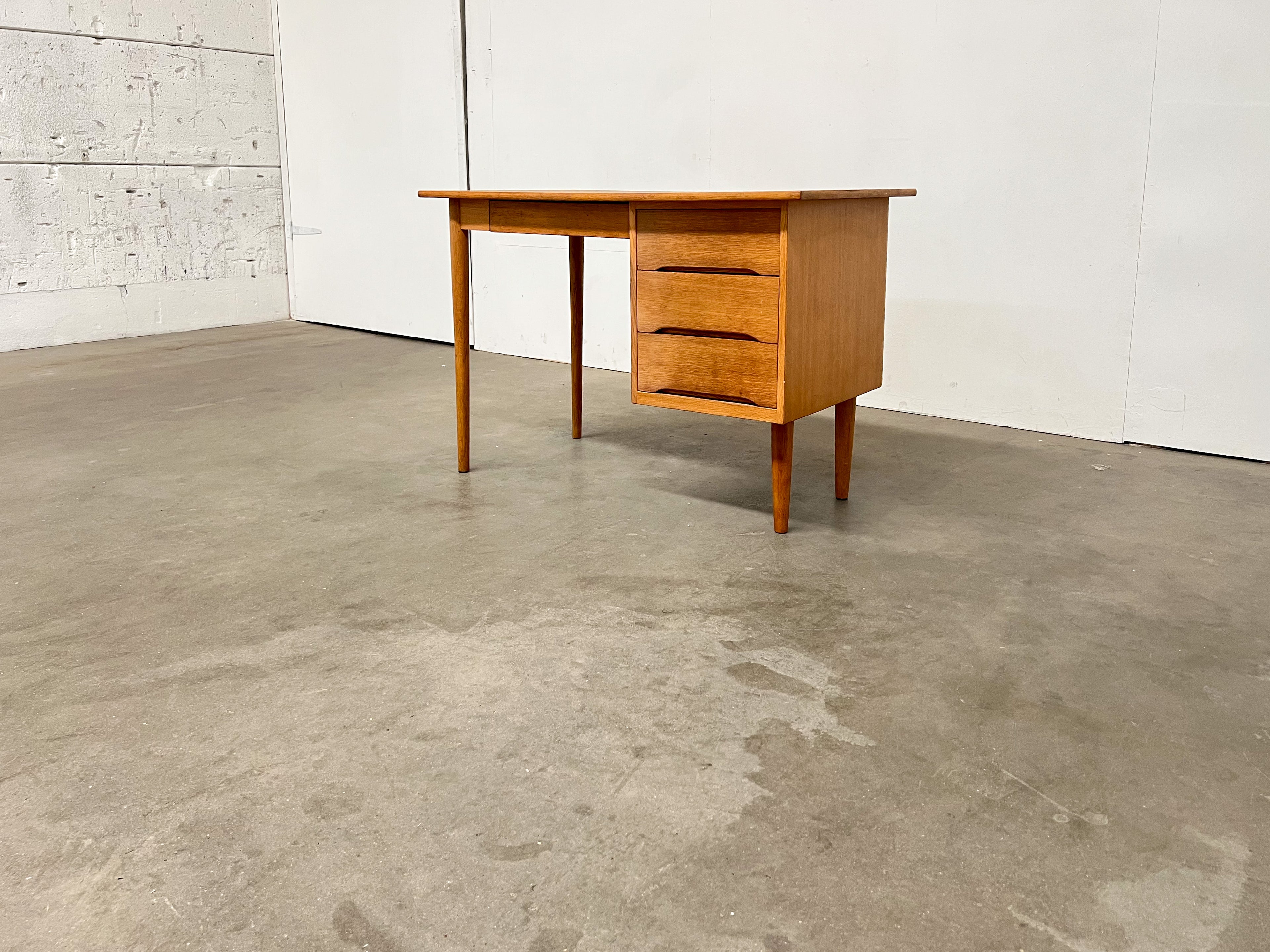 Bureau vintage en bois à 4 tiroirs – design scandinave années 60