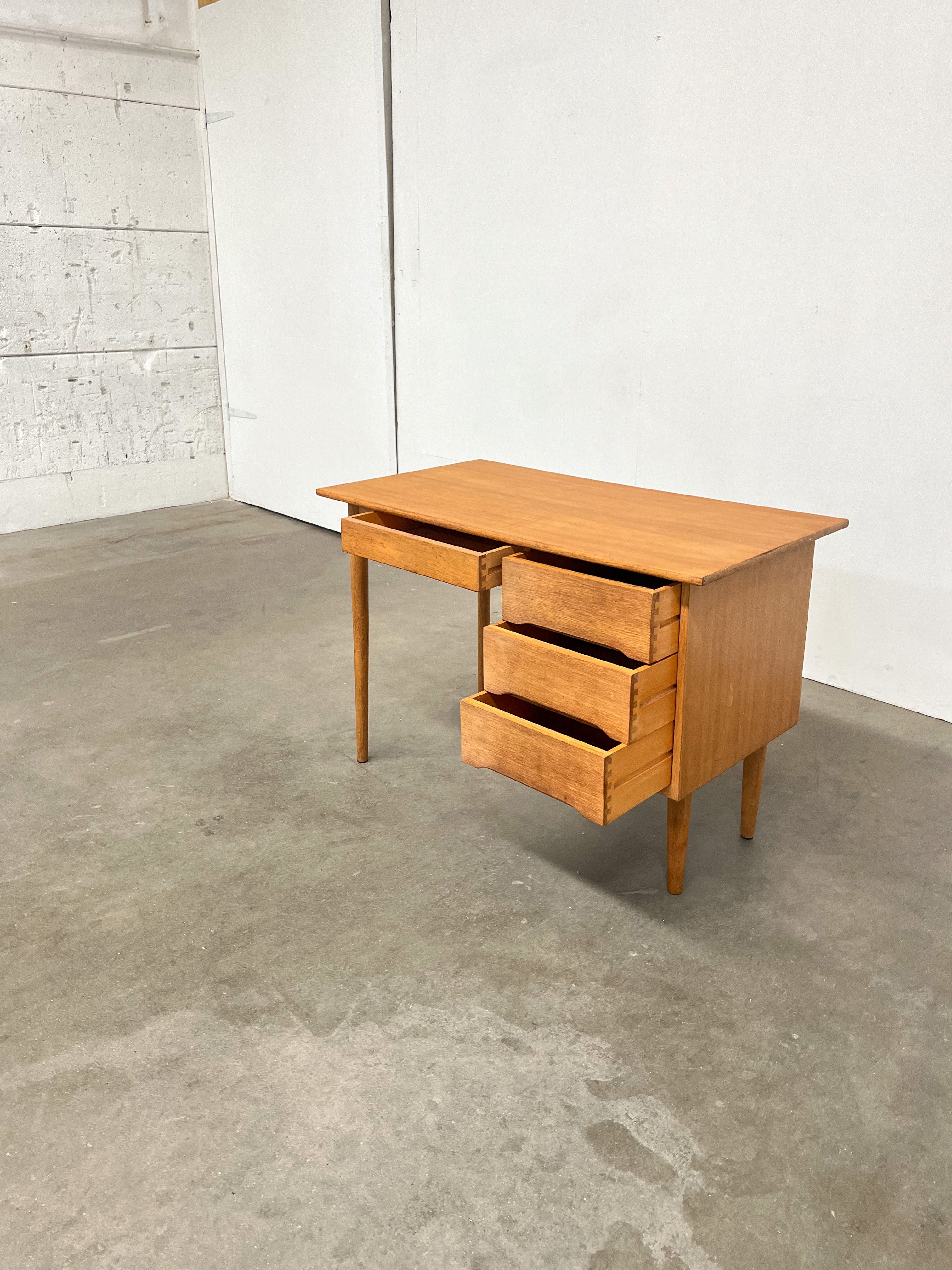 Bureau vintage en bois à 4 tiroirs – design scandinave années 60