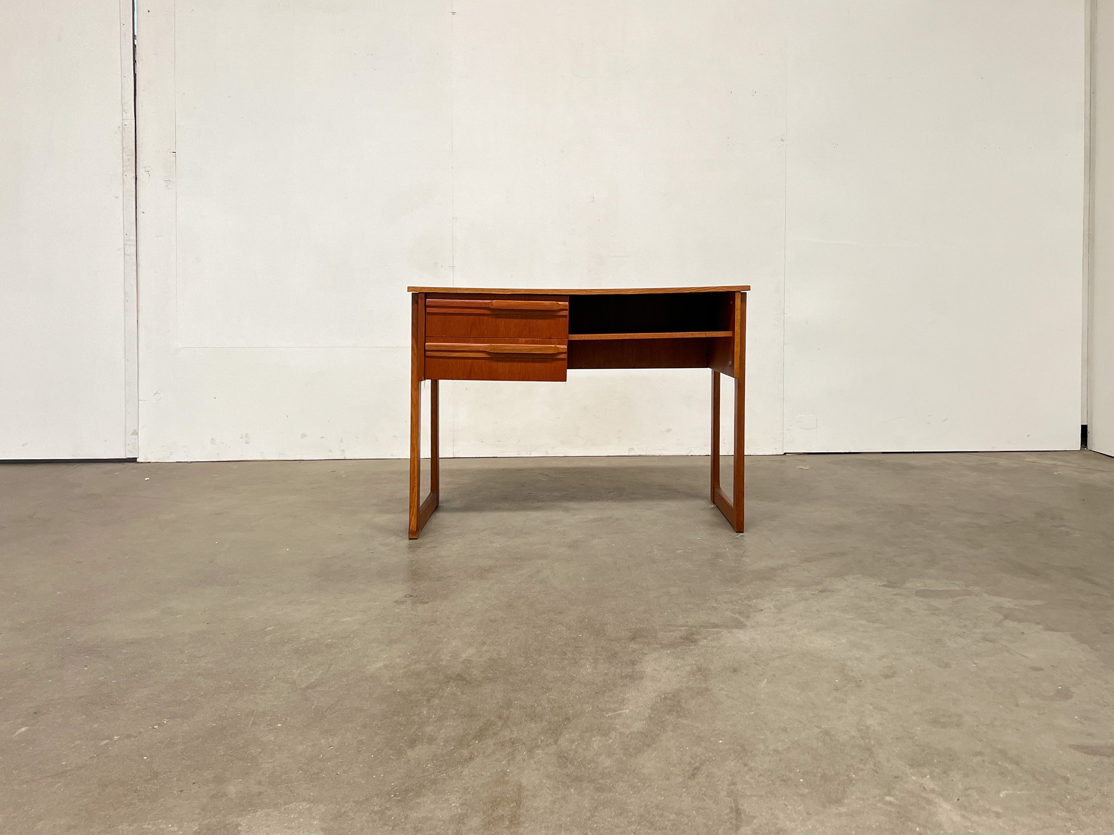 Petit bureau vintage en teck – 2 tiroirs, style scandinave années 60
