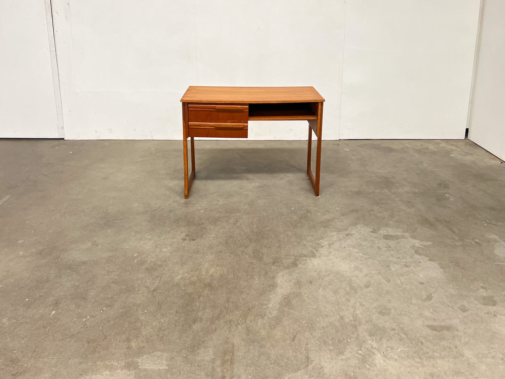 Petit bureau vintage en teck – 2 tiroirs, style scandinave années 60