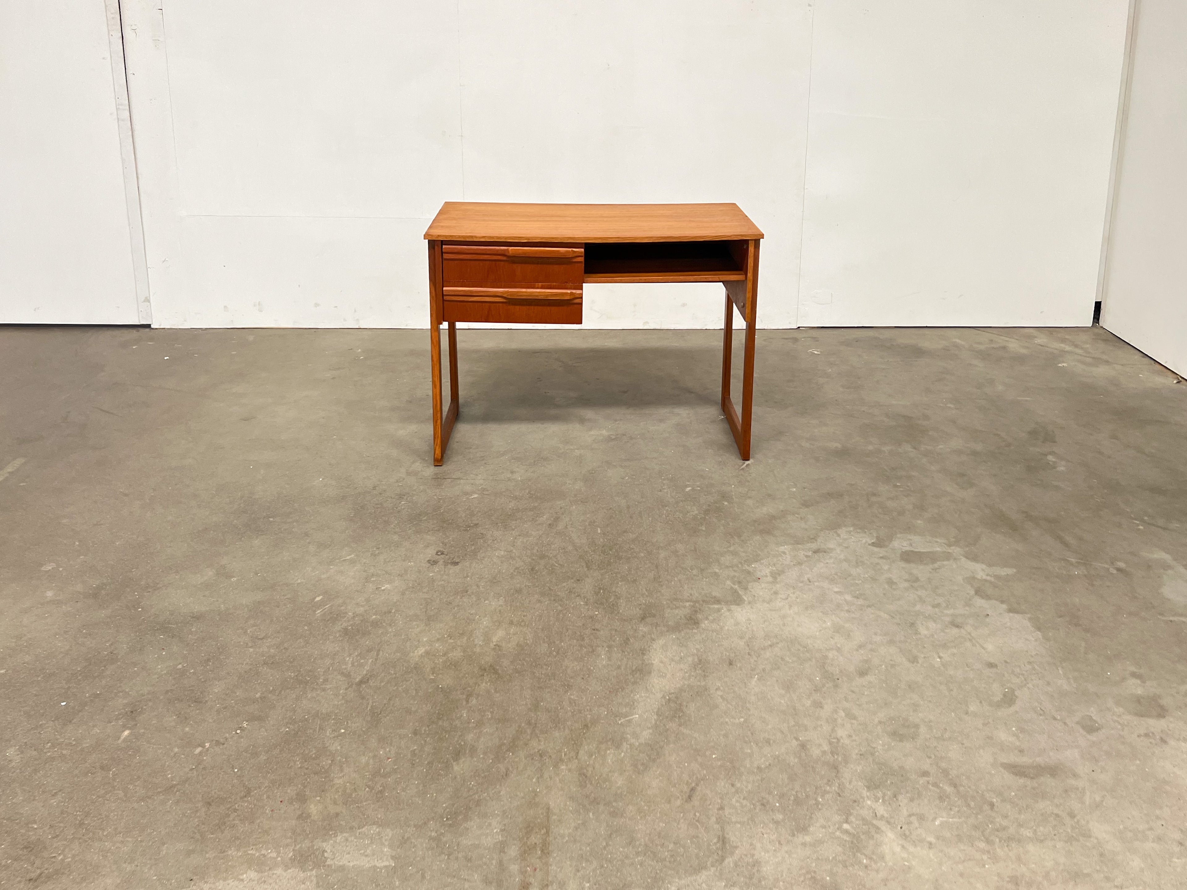 Petit bureau vintage en teck – 2 tiroirs, style scandinave années 60
