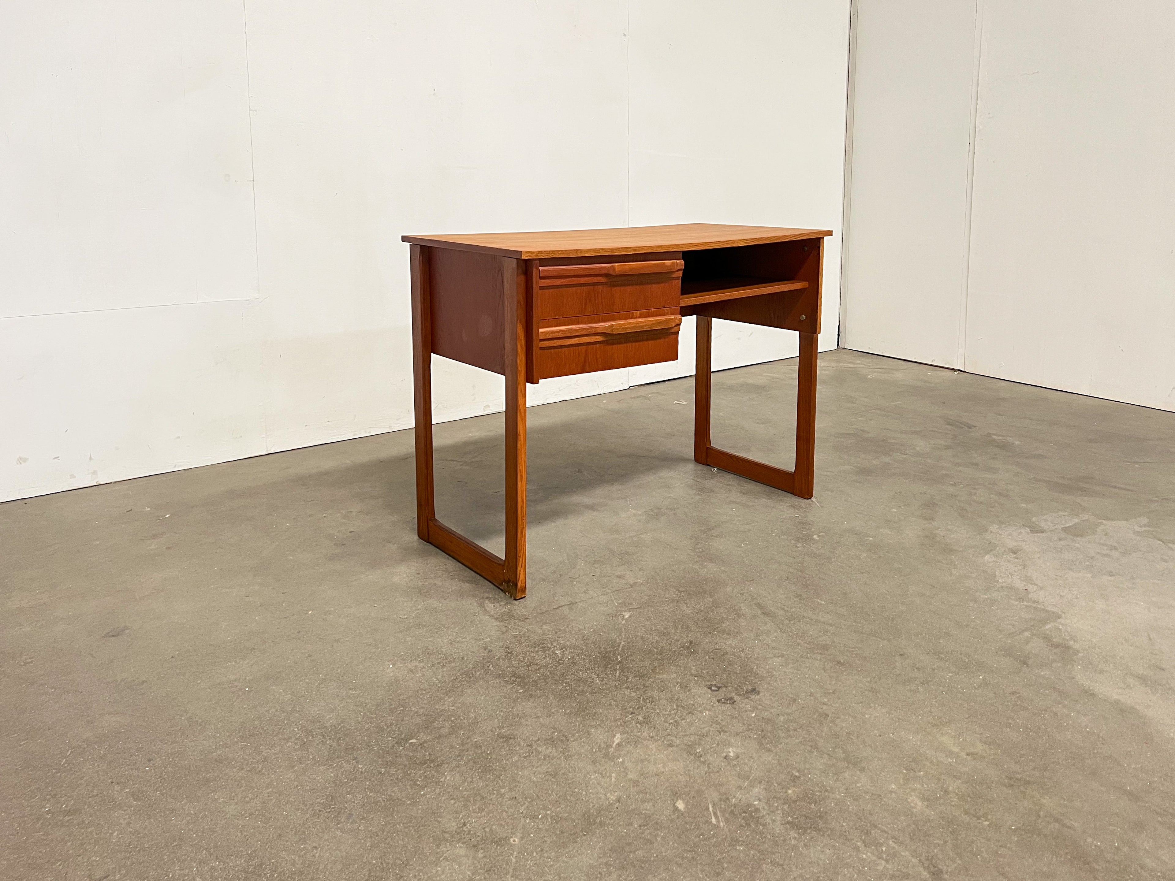 Petit bureau vintage en teck – 2 tiroirs, style scandinave années 60