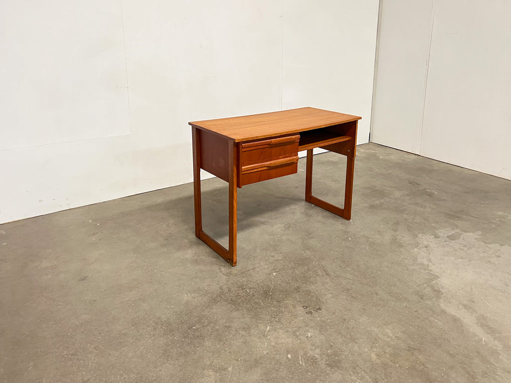 Petit bureau vintage en teck – 2 tiroirs, style scandinave années 60
