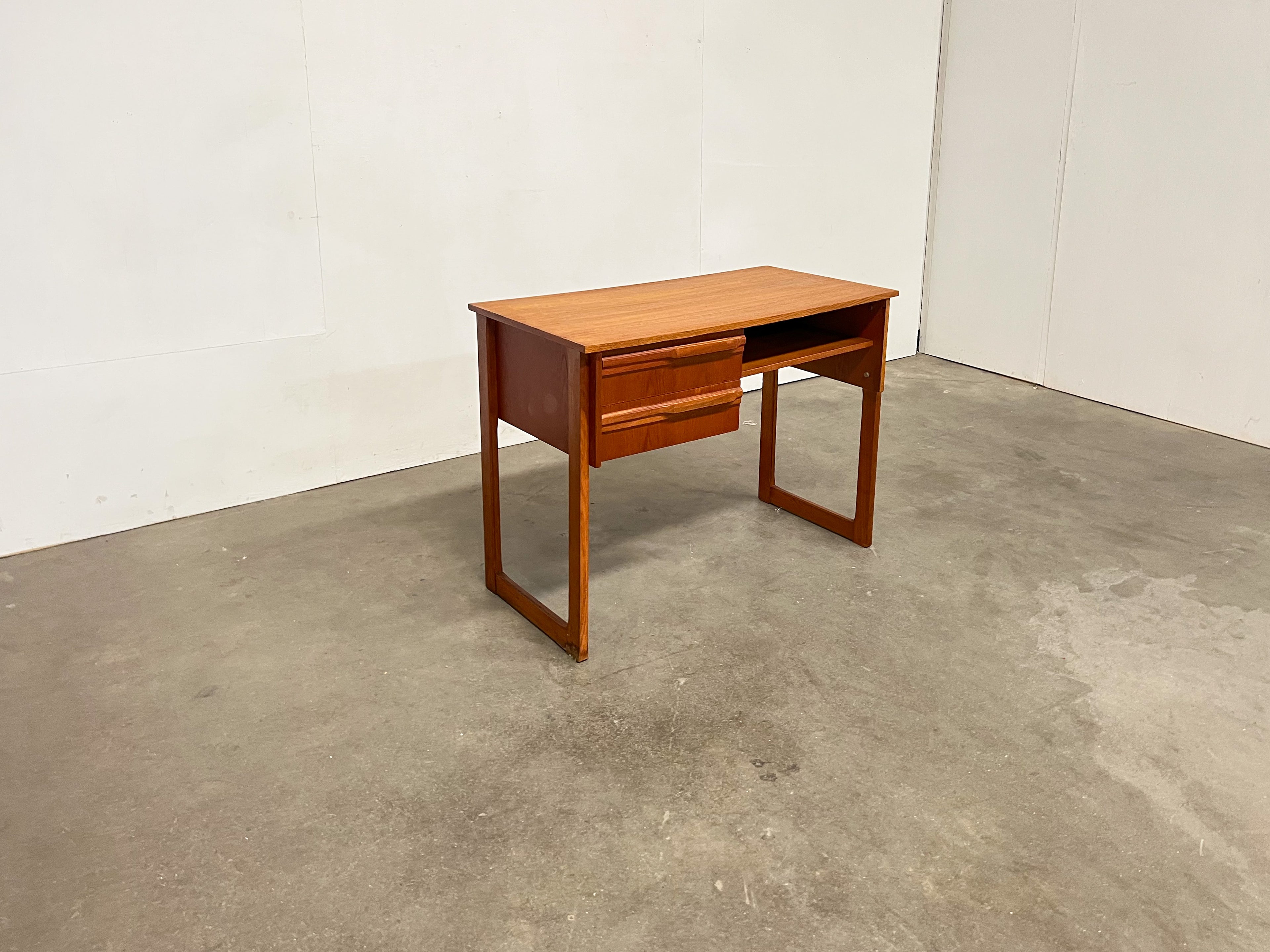 Petit bureau vintage en teck – 2 tiroirs, style scandinave années 60
