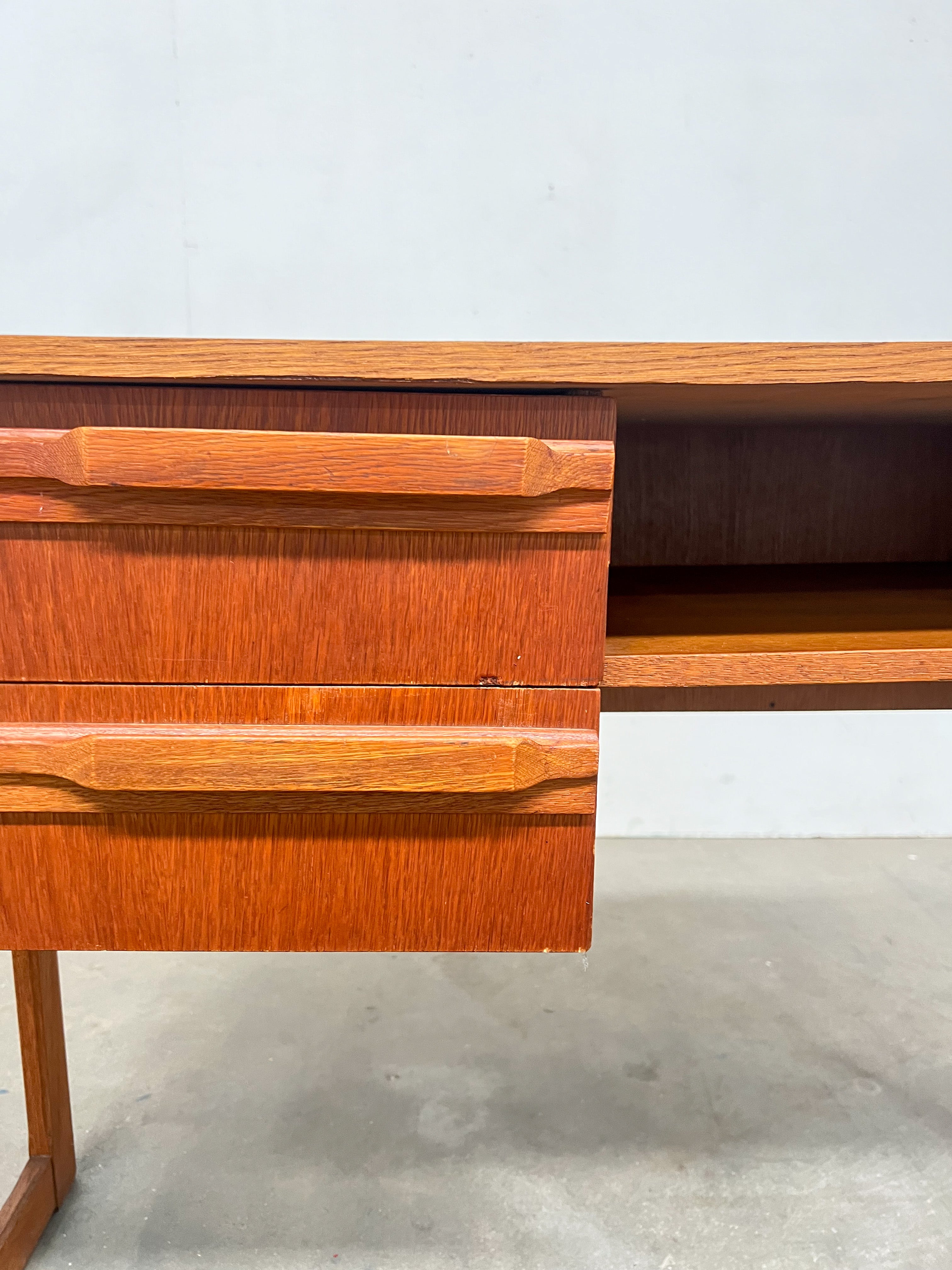Petit bureau vintage en teck – 2 tiroirs, style scandinave années 60