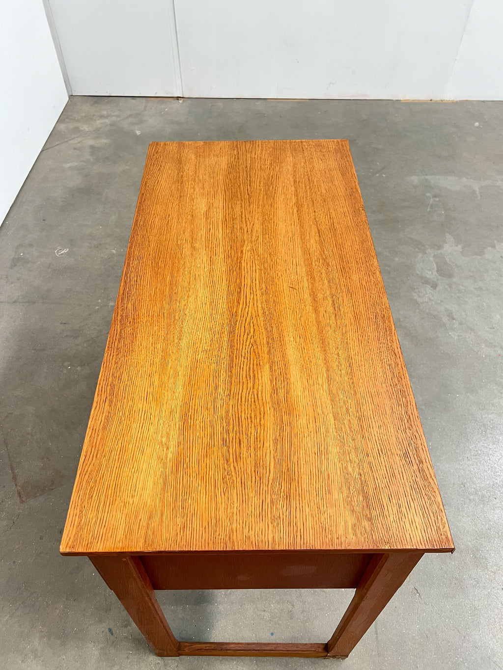 Petit bureau vintage en teck – 2 tiroirs, style scandinave années 60