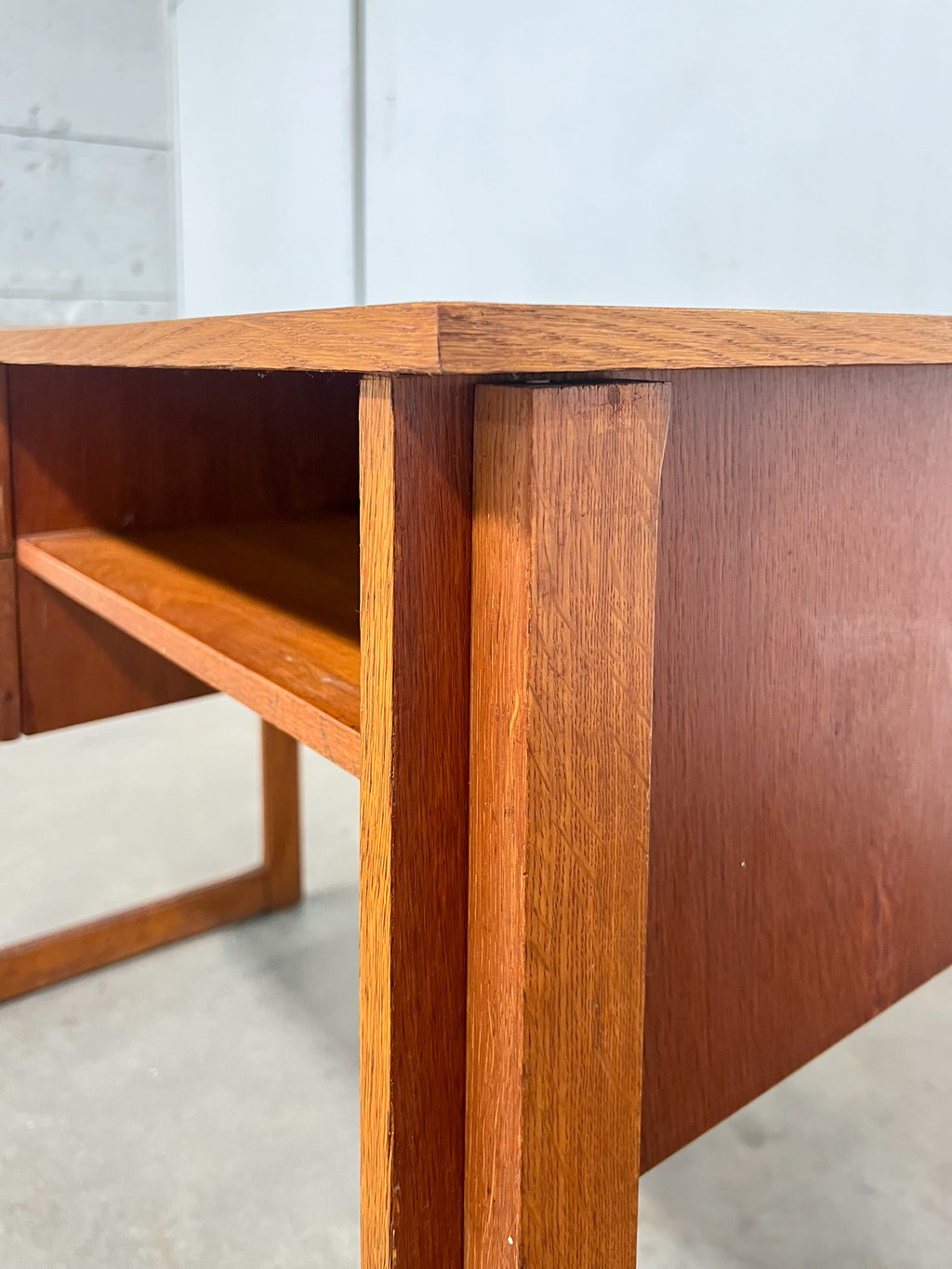 Petit bureau vintage en teck – 2 tiroirs, style scandinave années 60