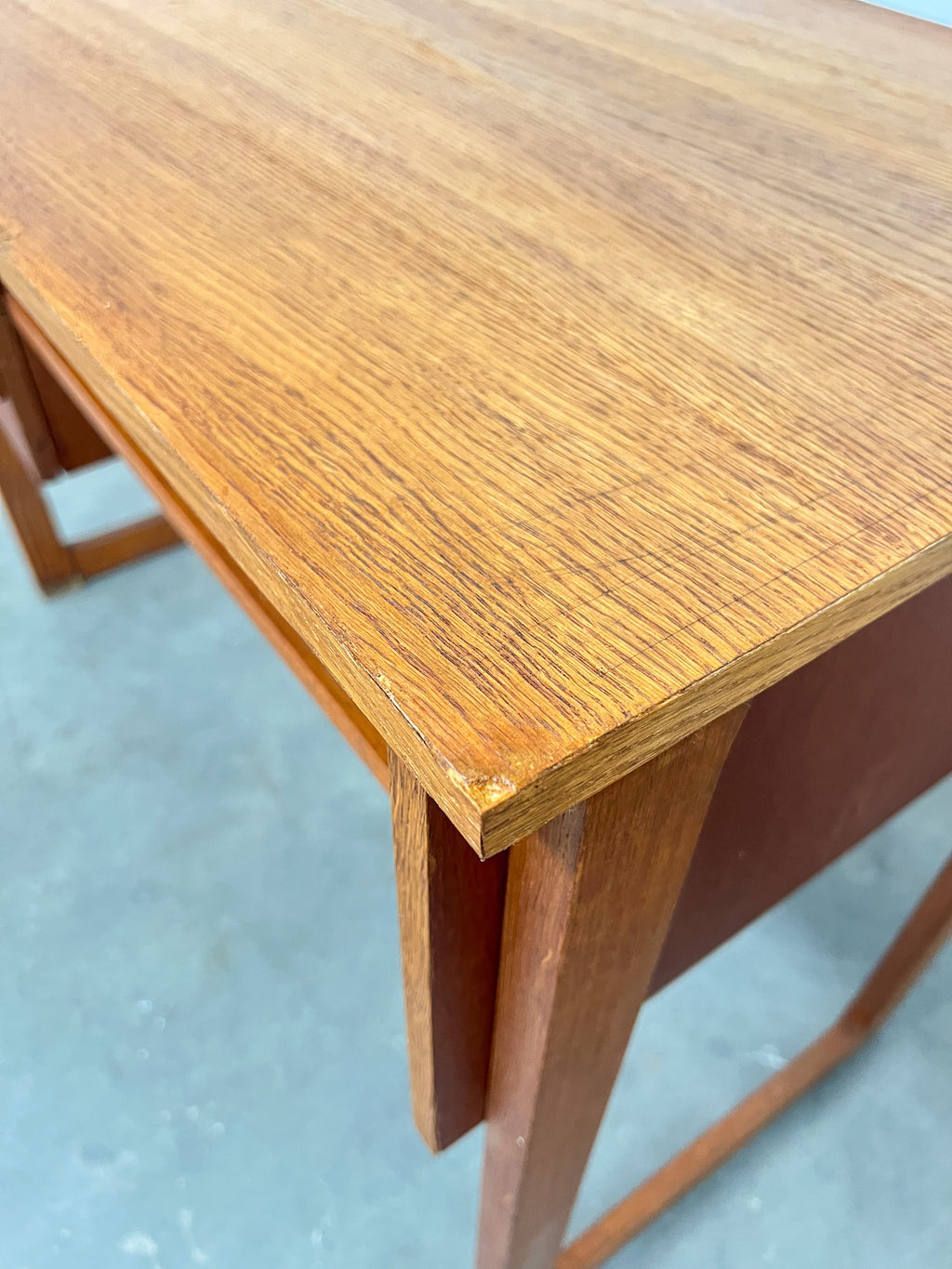 Petit bureau vintage en teck – 2 tiroirs, style scandinave années 60