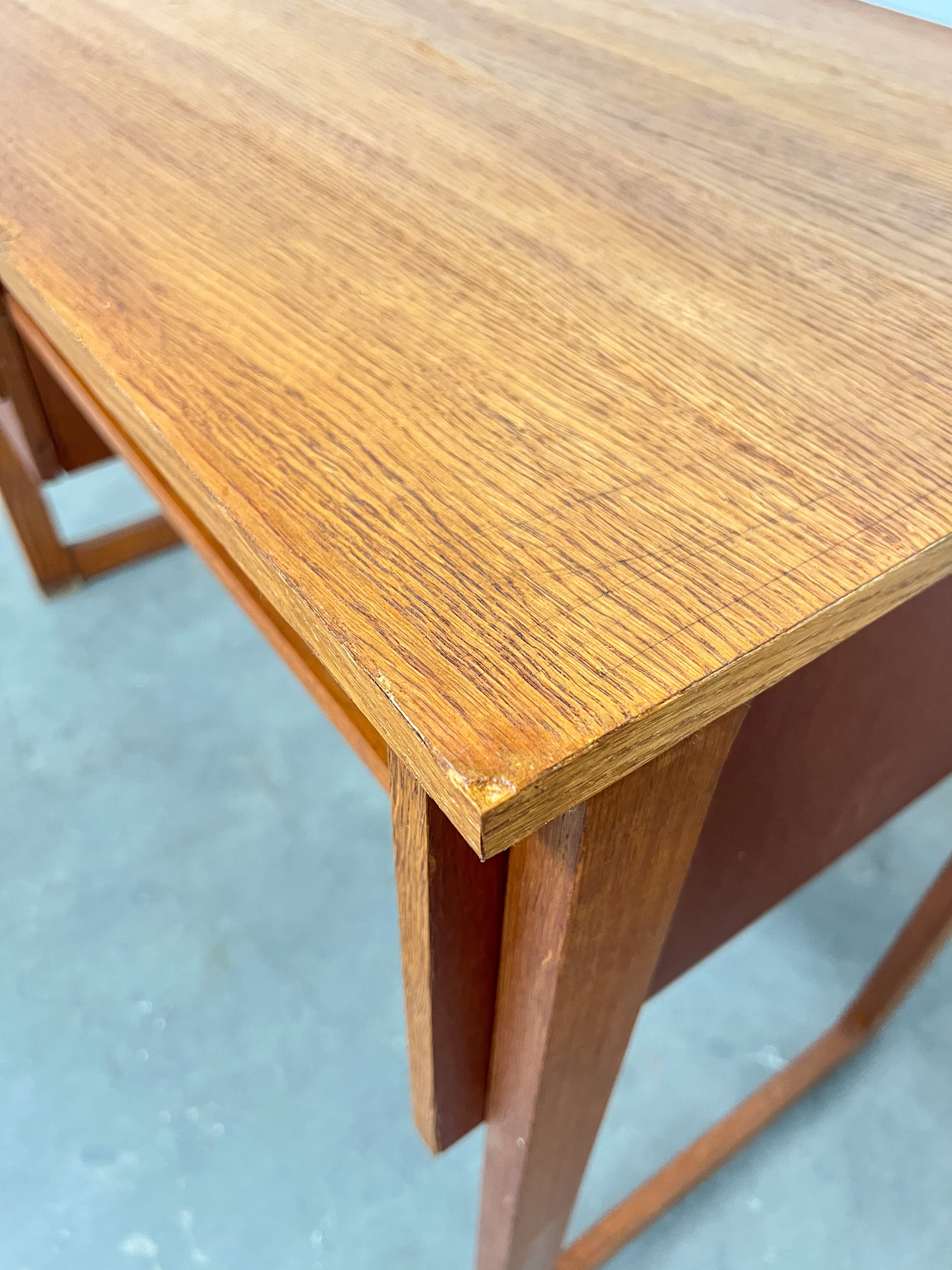 Petit bureau vintage en teck – 2 tiroirs, style scandinave années 60