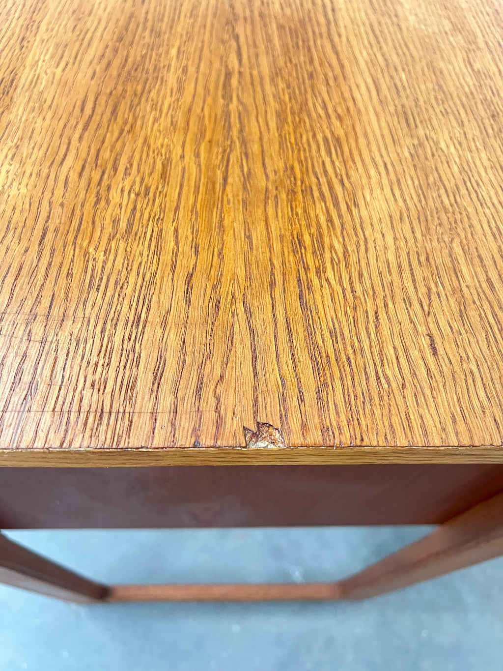 Petit bureau vintage en teck – 2 tiroirs, style scandinave années 60