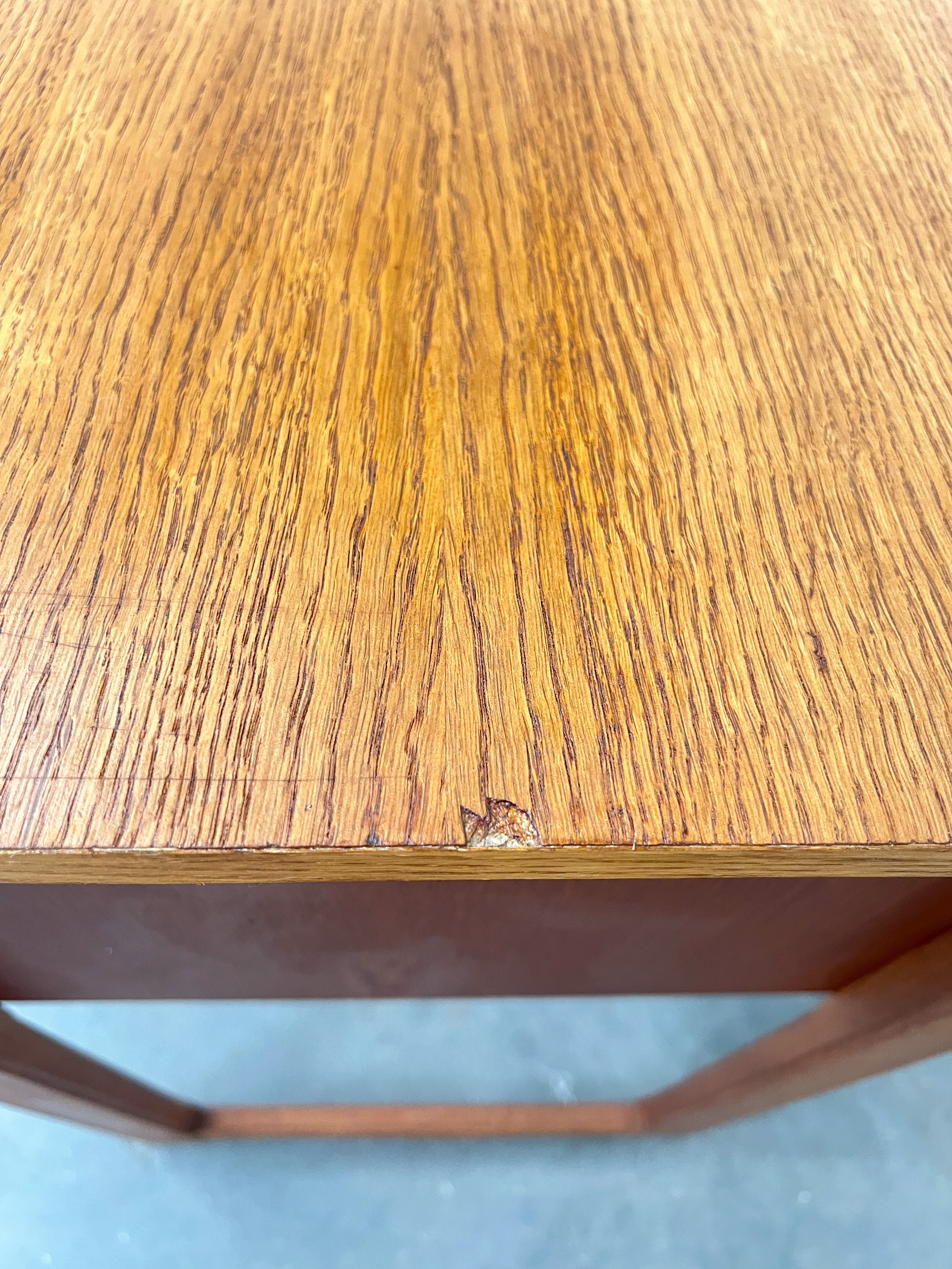 Petit bureau vintage en teck – 2 tiroirs, style scandinave années 60