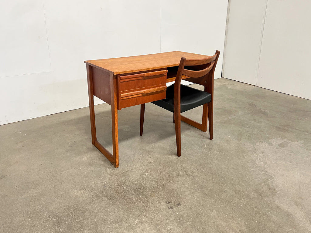 Petit bureau vintage en teck – 2 tiroirs, style scandinave années 60