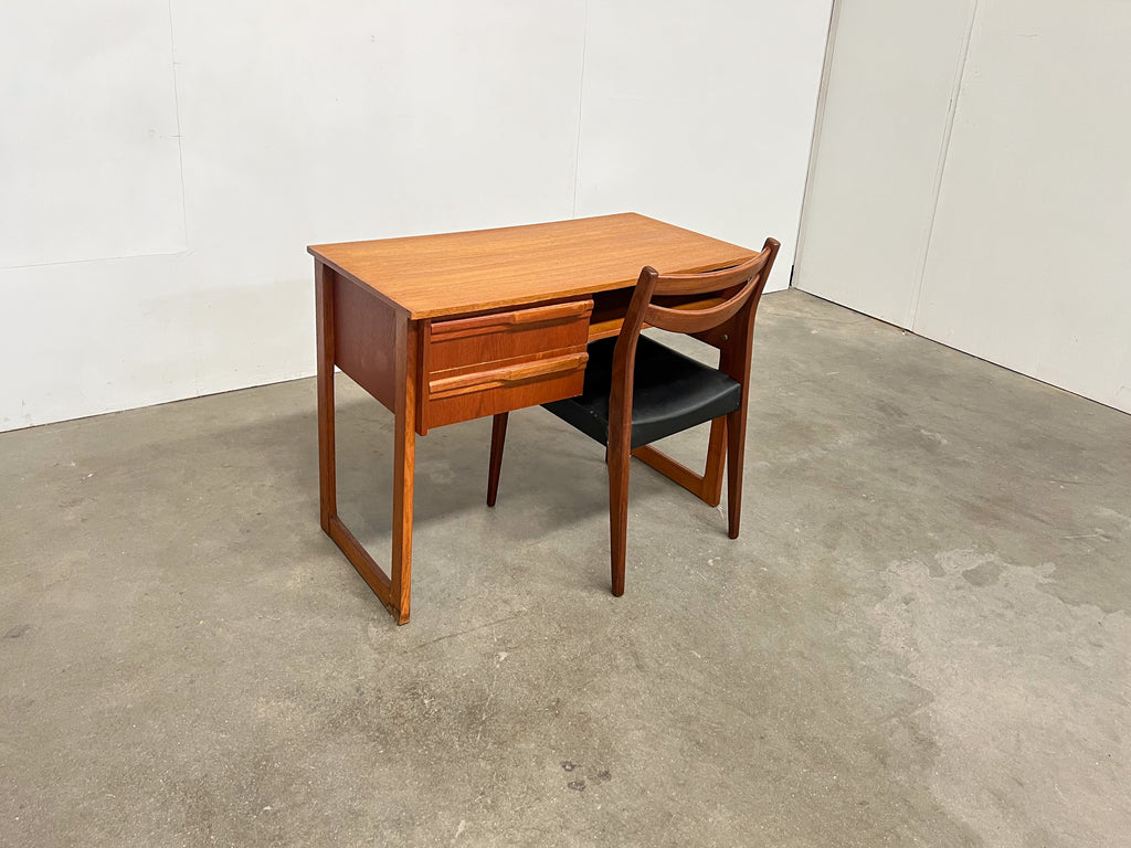 Petit bureau vintage en teck – 2 tiroirs, style scandinave années 60
