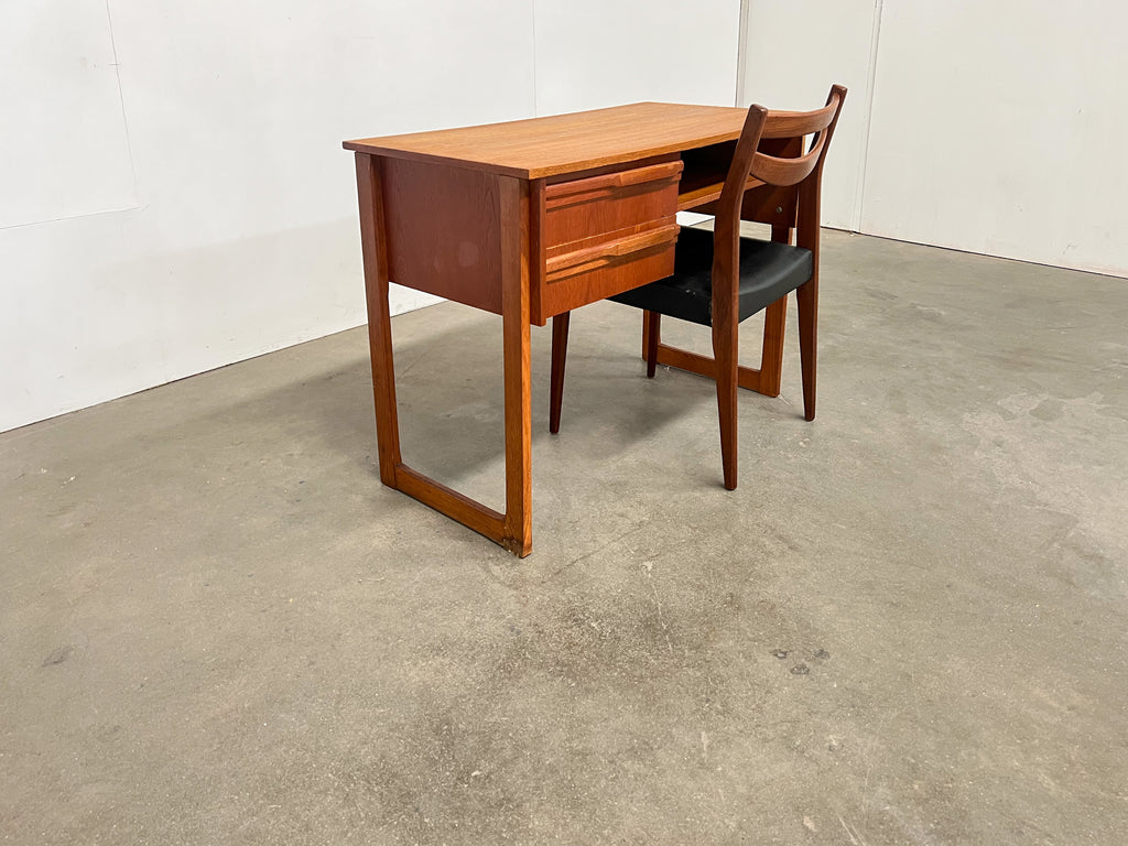 Petit bureau vintage en teck – 2 tiroirs, style scandinave années 60