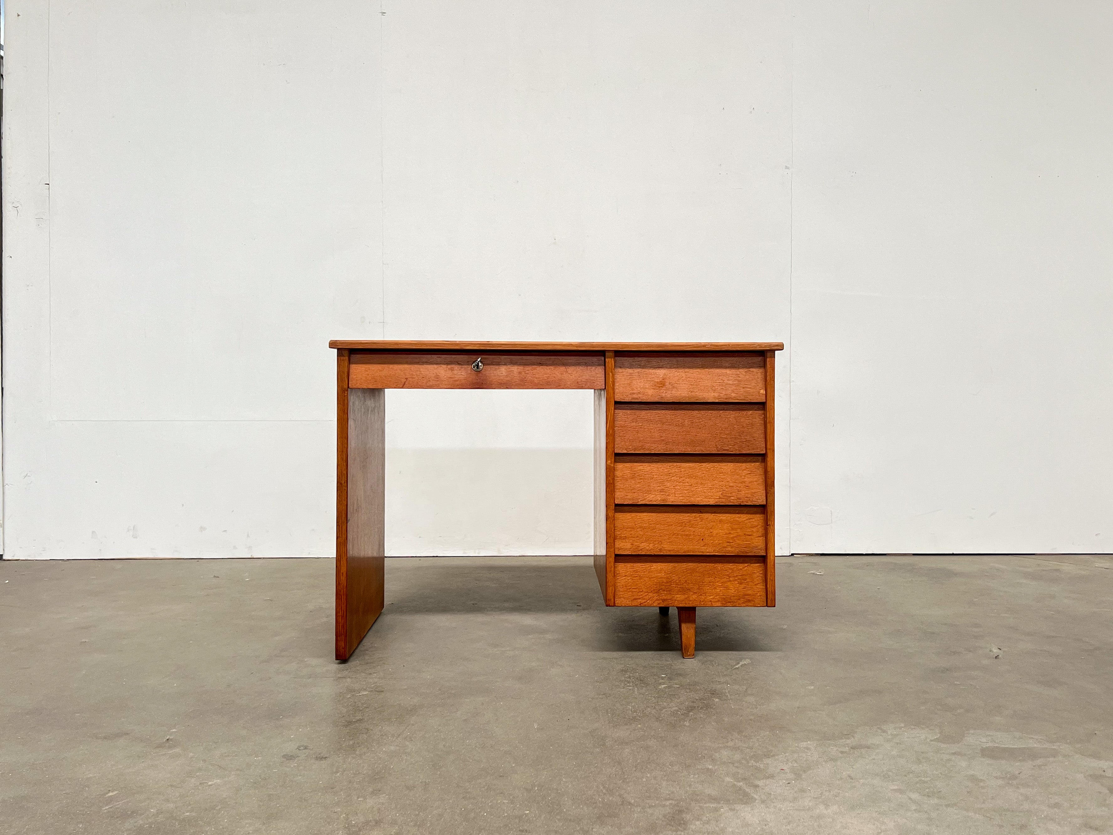 Petit bureau vintage en bois à 6 tiroirs – années 60