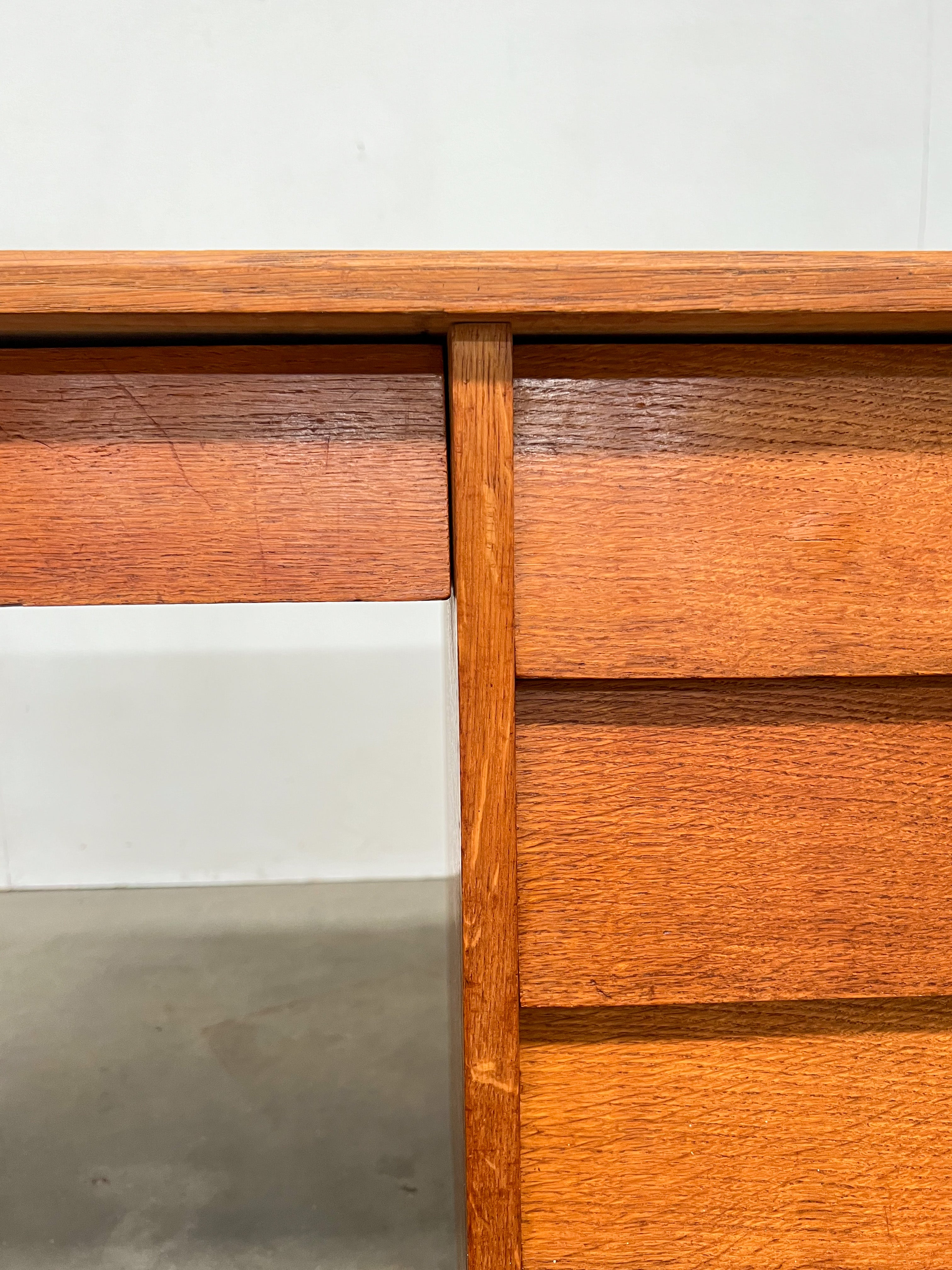 Petit bureau vintage en bois à 6 tiroirs – années 60