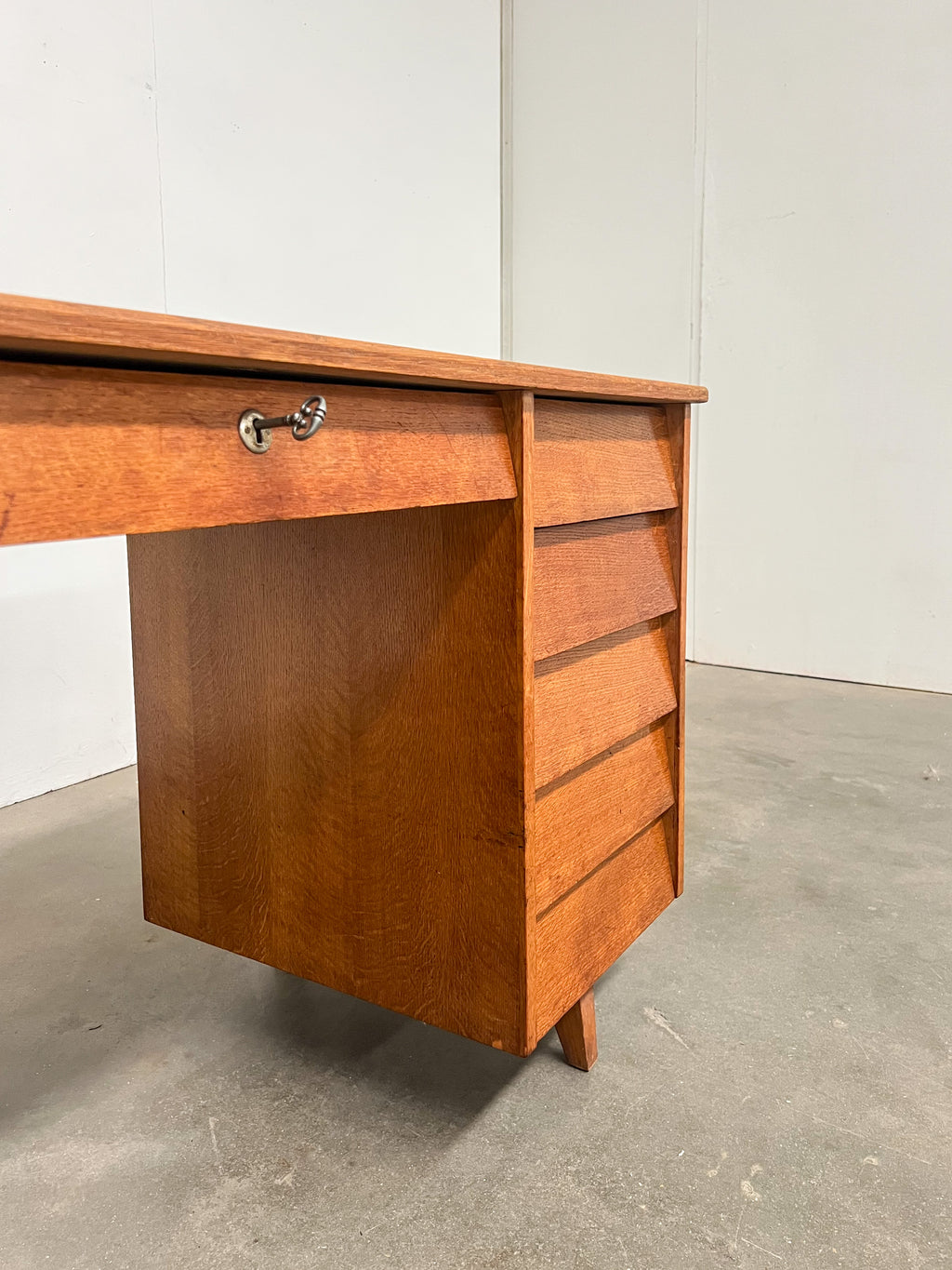 Petit bureau vintage en bois à 6 tiroirs – années 60