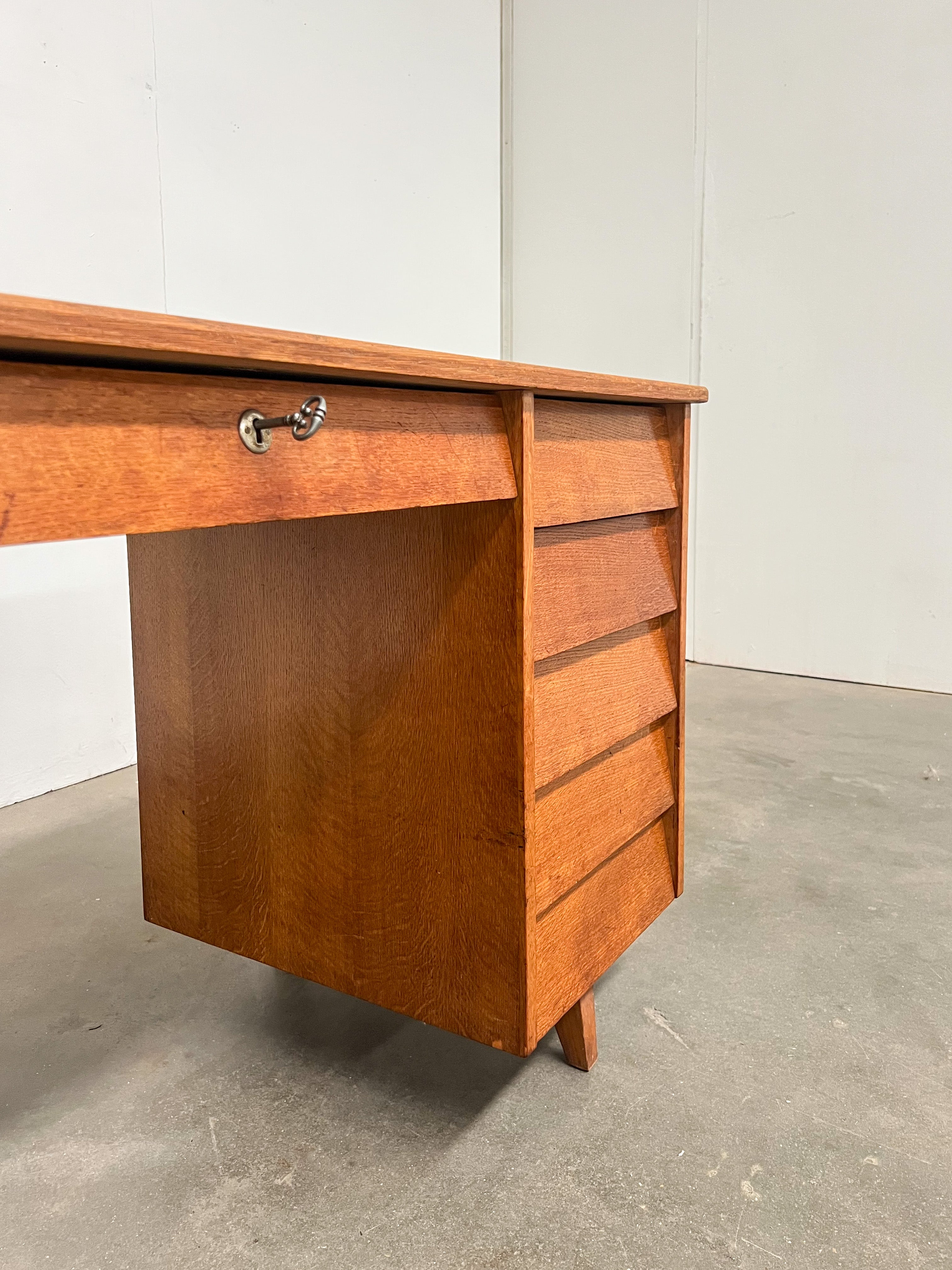 Petit bureau vintage en bois à 6 tiroirs – années 60