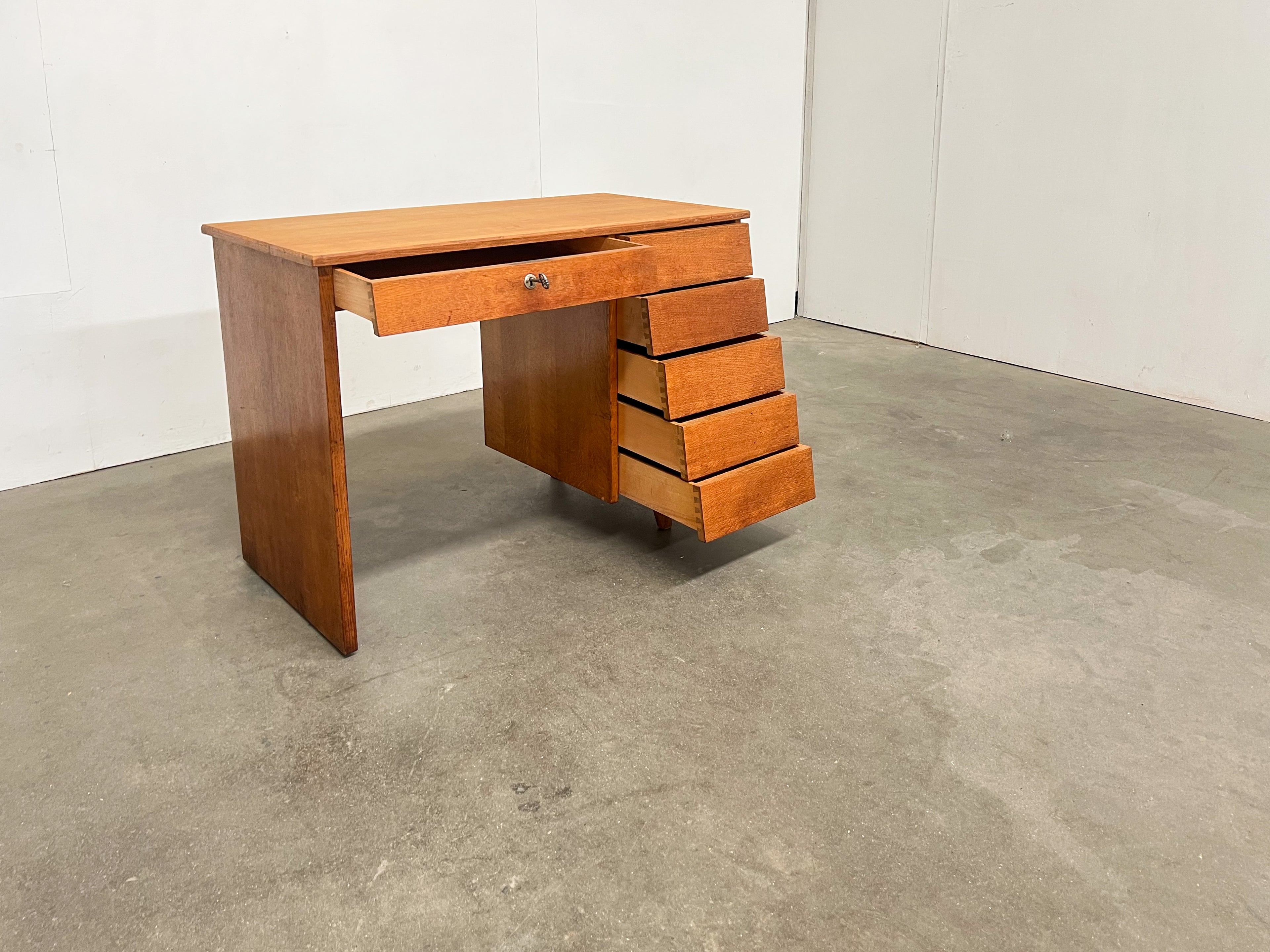 Petit bureau vintage en bois à 6 tiroirs – années 60