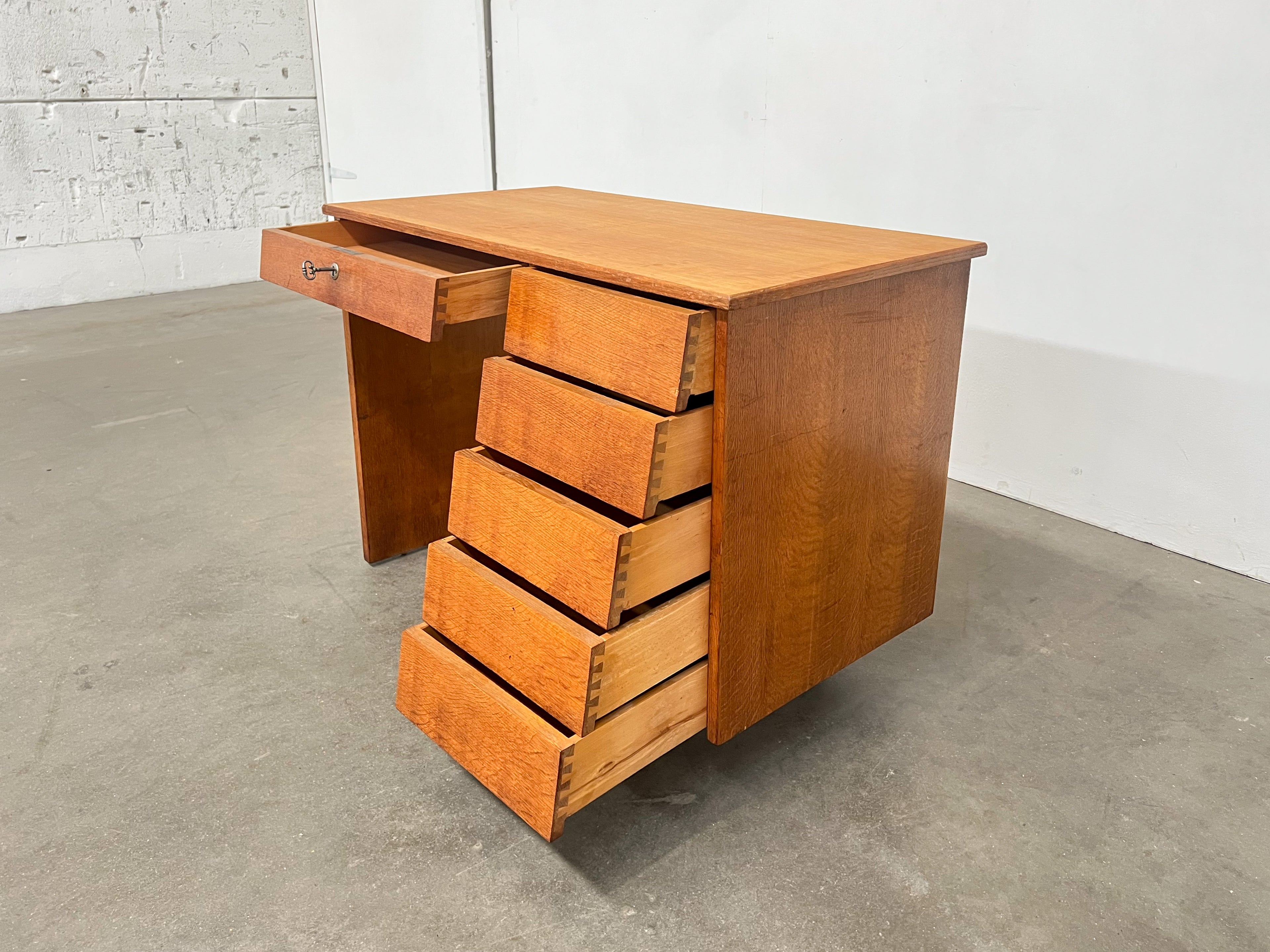 Petit bureau vintage en bois à 6 tiroirs – années 60